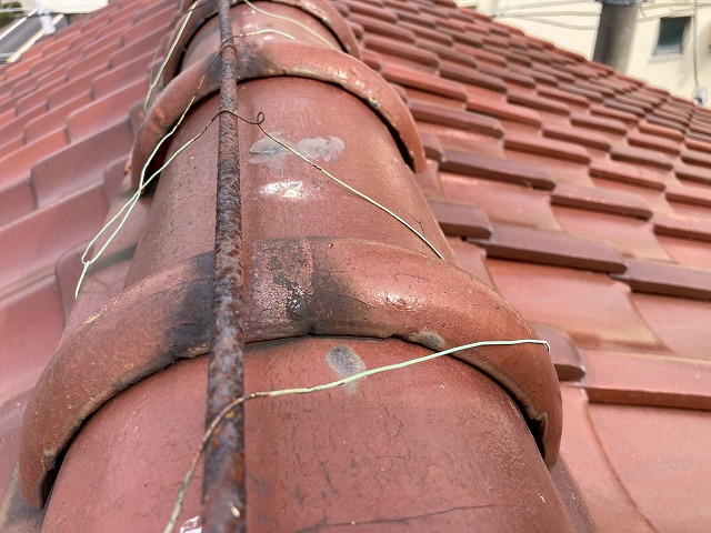 棟を近くから点検